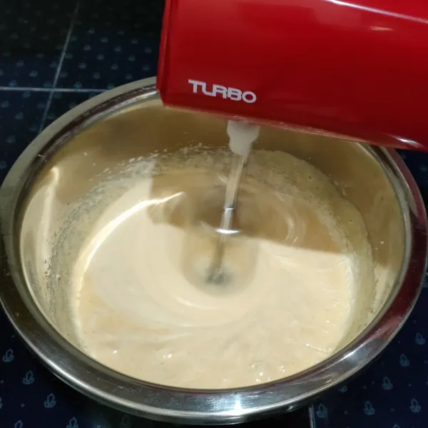 Mixer kecepatan maksimal hingga putih mengembang kental berjejak.