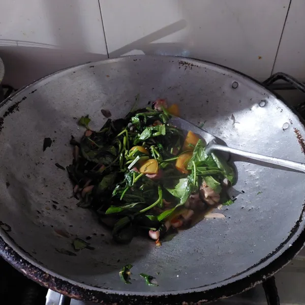 Selanjutnya masukkan kangkung, tambahan ½ gelas air dan masak sampai semua bahan matang. Koreksi rasa dan siap sajikan.