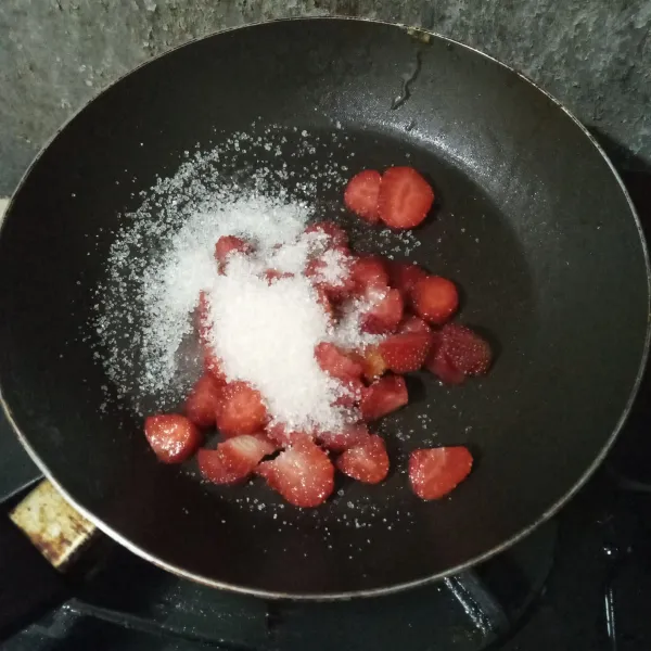 Masak potongan strawberry dan gula pasir di atas teflon menggunakan api kecil.