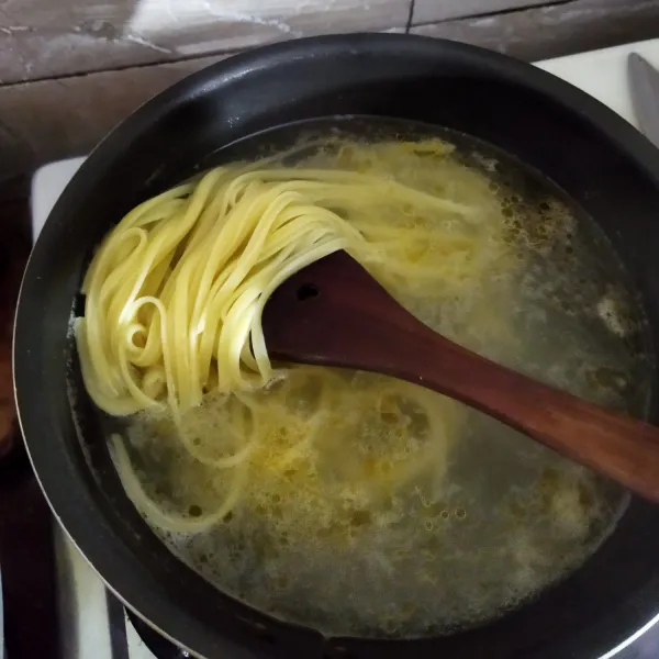 Didihkan air, beri sedikit garam dan minyak goreng. rebus pasta sampai aldente.