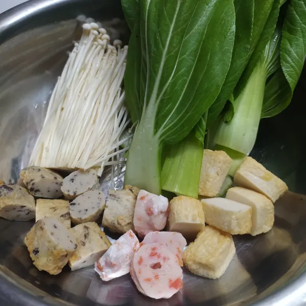 Siapkan semua bahan, cuci bersih sayuran. Potong-potong bakso seafood sesuai selera.