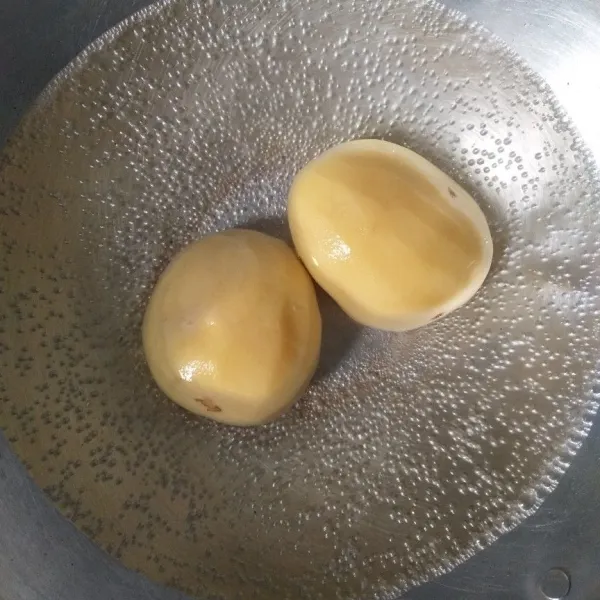 Didihkan air, rebus kentang hingga setengah matang 5-10 menit. Angkat lalu biarkan hingga dingin.
