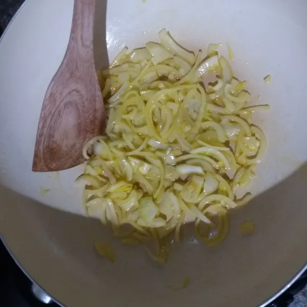 Panaskan margarin, tumis bawang bombay hingga layu.