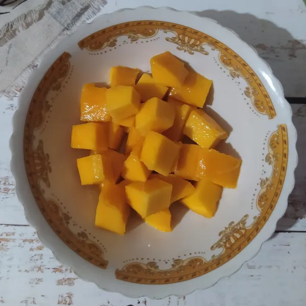 Yang 1/4 bagian dipotong dadu untuk topping.
