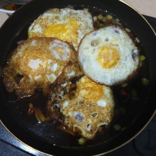 Masukan telur ceplok, masak hingga mendidih dan sisa air yang diinginkan.