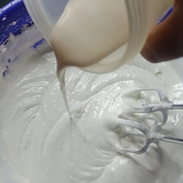 Masukkan santan instan (saya fibercreme), margarin yang sudah dilelehkan. Kemudian mixer speed 1 asal rata saja, jangan terlalu lama agar adonan tidak turun. Matikan mixer.