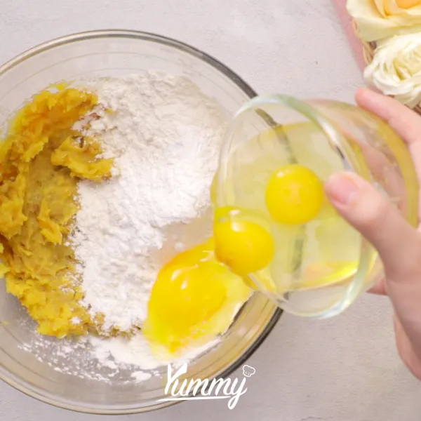Tambahkan tepung terigu, maizena dan telur lalu aduk rata