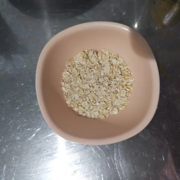 Siapkan 3 sdm oatmeal instan.