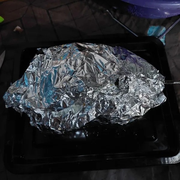 Bungkus ayam dengan aluminium foil, lalu panggang di suhu 220°C pilih api atas bawah berputar.