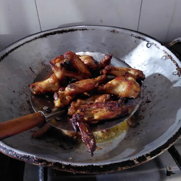 Masak sampai ayam matang kecoklatan, angkat dan tirisakan. Ayam goreng saus tiram siap disajikan.