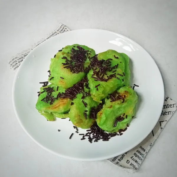 Sajikan pisang goreng dengan taburan meses di atasnya.