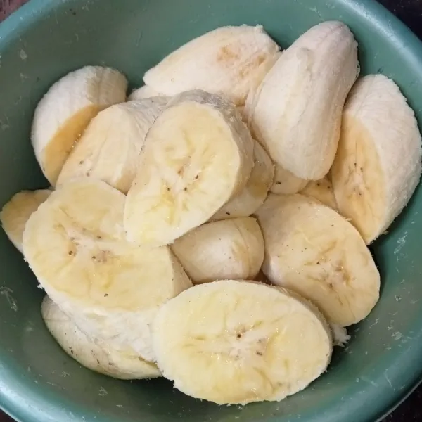 Kupas pisang dan potong-potong.