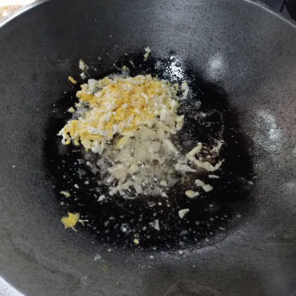 Pinggirkan telur, masukkan cincangan bawang putih. Masak lagi sampai bawang putih matang, campur dengan telur.