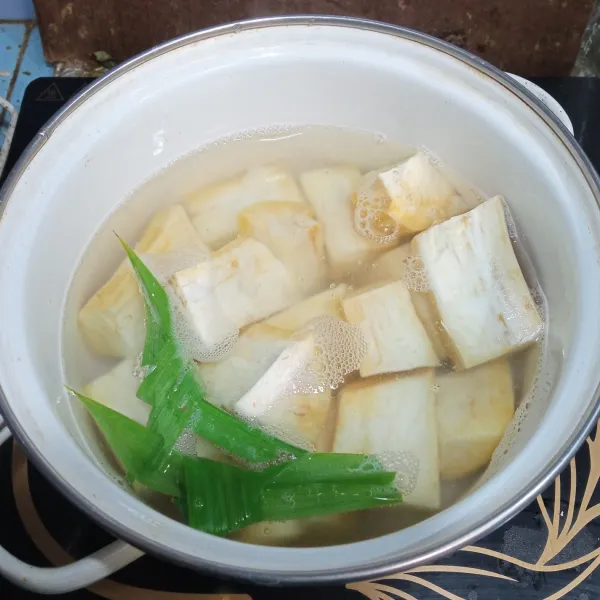 Rebus singkong dengan air secukupnya masukkan daun pandan dan garam , rebus sampai matang dan singkong empuk.