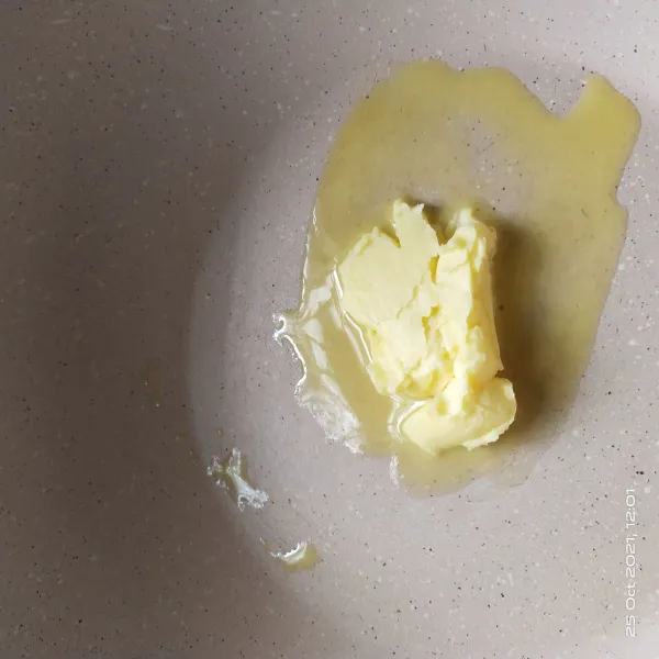 Panaskan margarin hingga meleleh.