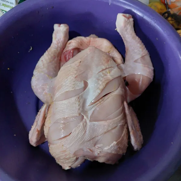 Siapkan ayam dan kerat-kerat bagian dadanya.