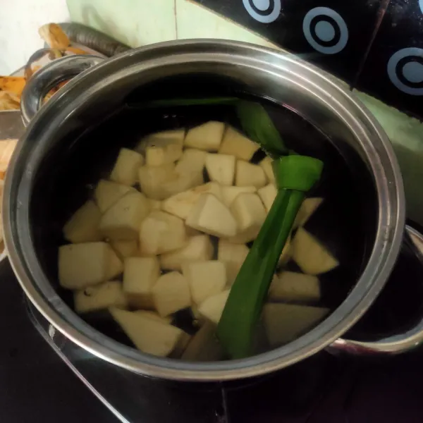 Masukkan ubi, masak hingga ubi setengah matang.