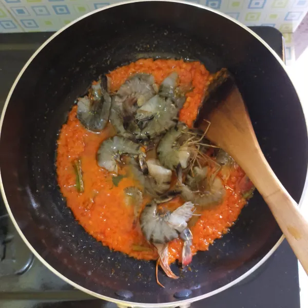 Masukkan udang, aduk hingga rata.