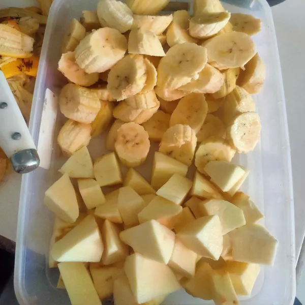 Kupas pisang dan ubi, kemudian potong-potong.