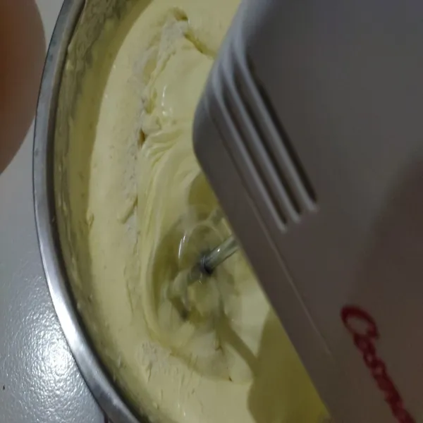 Masukkan tepung terigu, mixer dengan speed rendah sampai tercampur.