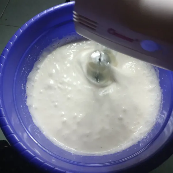 Masukkan putih telur dan sp, mixer speed rendah sampai berbusa. Kemudian masukkan gula pasir sedikit demi sedikit sambil dimixer, setelah gula sudah masuk semua naikkan speed sampai tertinggi. Adonan dimixer sampai mengembang dan agak kaku. Bila masih ada gelembung udara turunkan speed mixer kembali 2 menit hingga adonan halus.