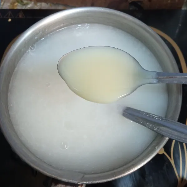 Tambahkan susu kental manis aduk kembali, masak sampai mendidih. Matikan kompor, biarkan hangat.