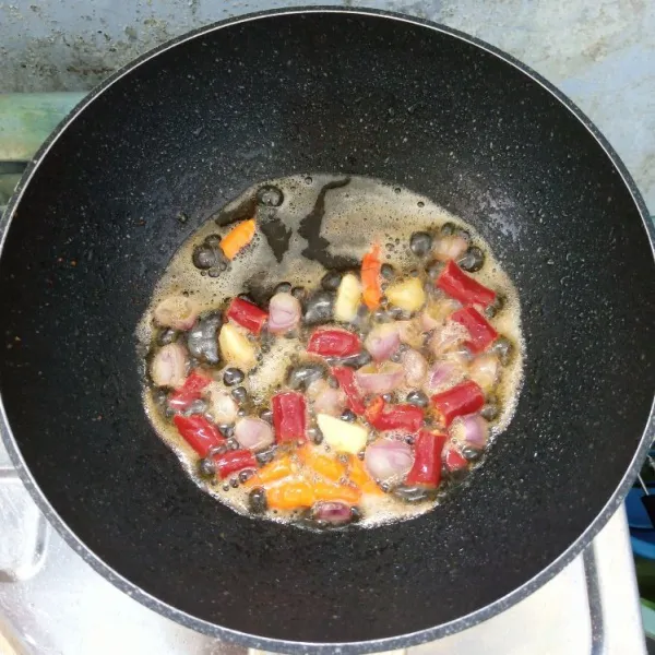 Goreng bawang merah, bawang putih, cabai merah, dan cabai rawit sampai layu.