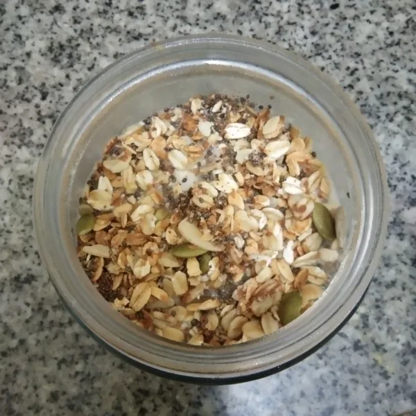 Keesokan paginya keluarkan oats, tambahkan granola sesuai selera.