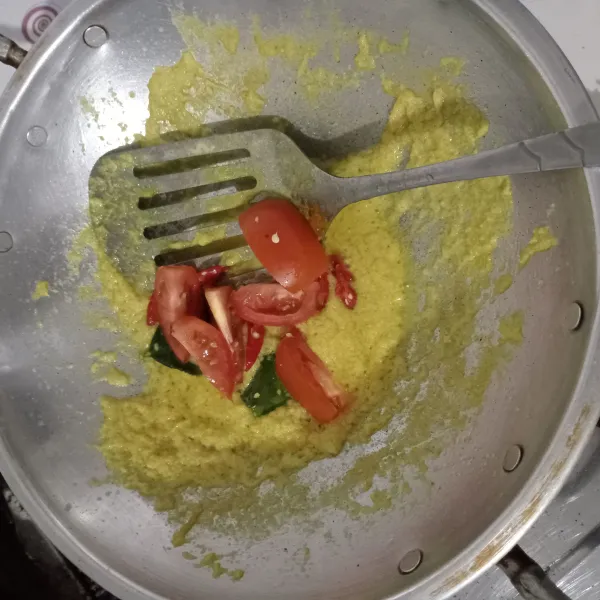 Masukkan tomat dan irisan cabe keriting, oseng sebentar.