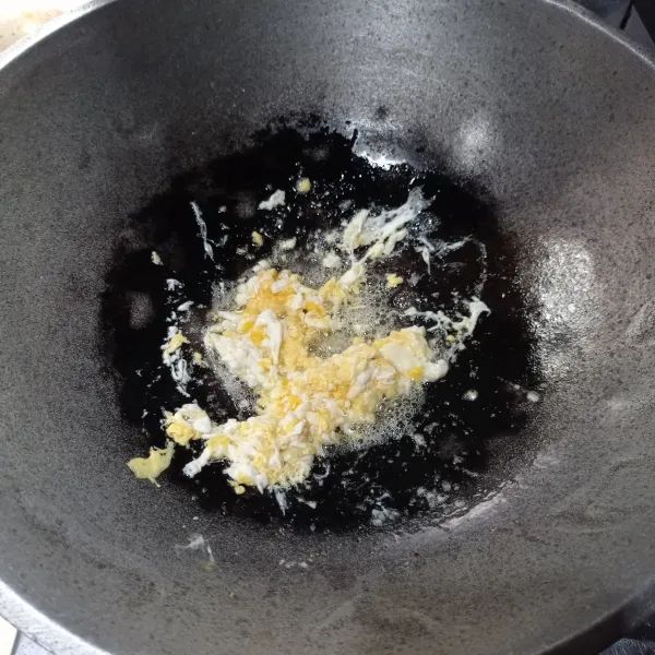 Panaskan minyak lalu masukkan telur, buat orak-arik sampai matang.