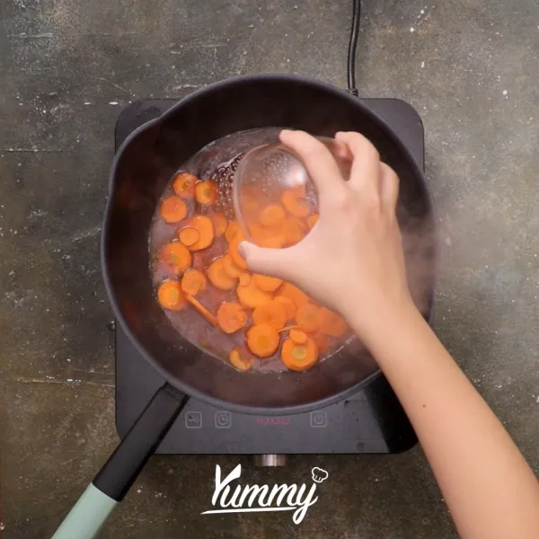 Tambahkan wortel lalu masak hingga matang.