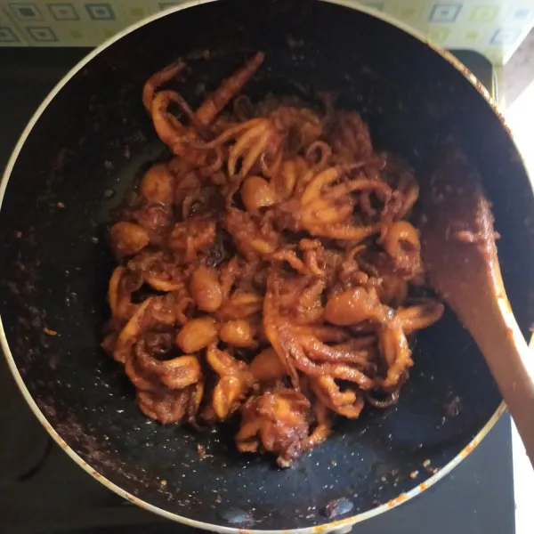 Masak gurita hingga matang dan bumbu meresap, matikan api. Sajikan.
