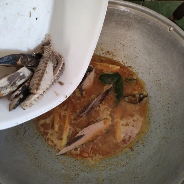 Setelah mendidih, masukkan ikan tongkol sambil diaduk rata hingga bumbu meresap.