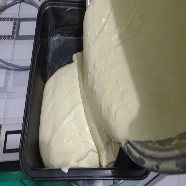 Tuang adonan dalam loyang yang sudah di olesi margarin, hentakan 3 kali untuk mengeluarkan udaranya.