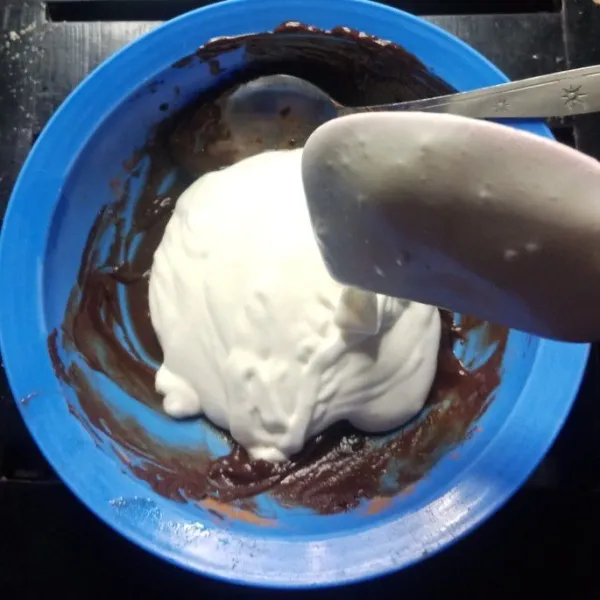 Buat pasta coklat dari bubuk coklat dan air panas, aduk hingga rata. Kemudian tambahkan adonan secukupnya kedalam pasta coklat.