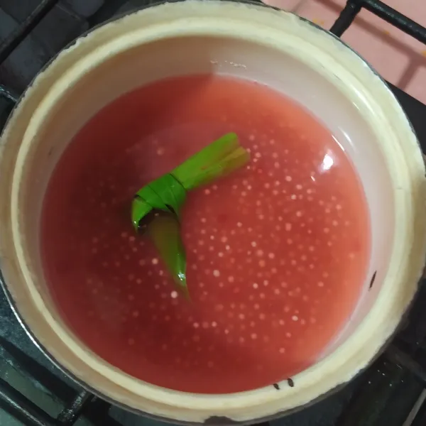 Masukkan 1 lembar daun pandan, rebus kembali selama 7 menit sambil sesekali diaduk.