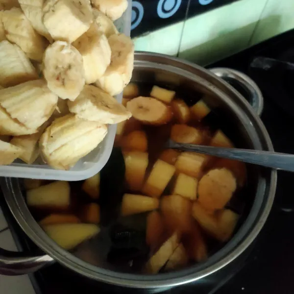Masukkan pisang, aduk rata. Masak hingga ubi dan pisang matang.