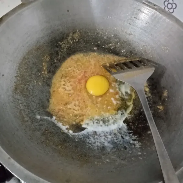 Tumis bumbu halus sampai matang dan harum, lalu masukkan telur bikin orak arik.