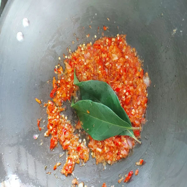 Tumis bahan sambal dan daun salam hingga harum.