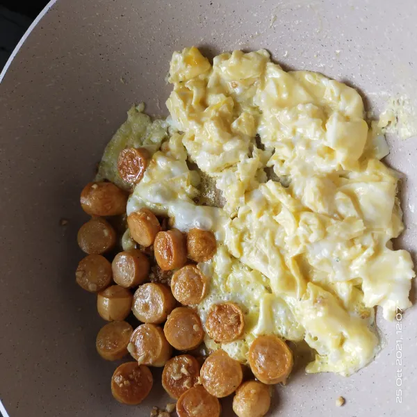 Masukkan telur kedalam wajan, masak orak-arik hingga matang. Masukkan bumbu penyedap rasa dan lada.