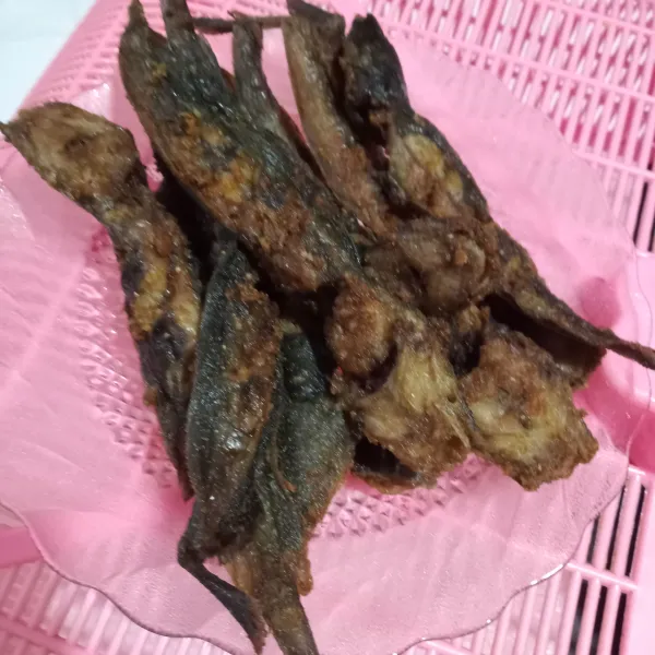 Bumbui ikan lele dengan garam, lalu goreng sampai matang dan tiriskan.