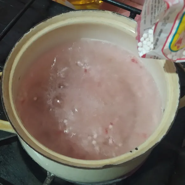 Didihkan air, lalu masukkan mutiara. Rebus selama 5 menit. Matikan apinya, tutup panci dan diamkan selama 30 menit.