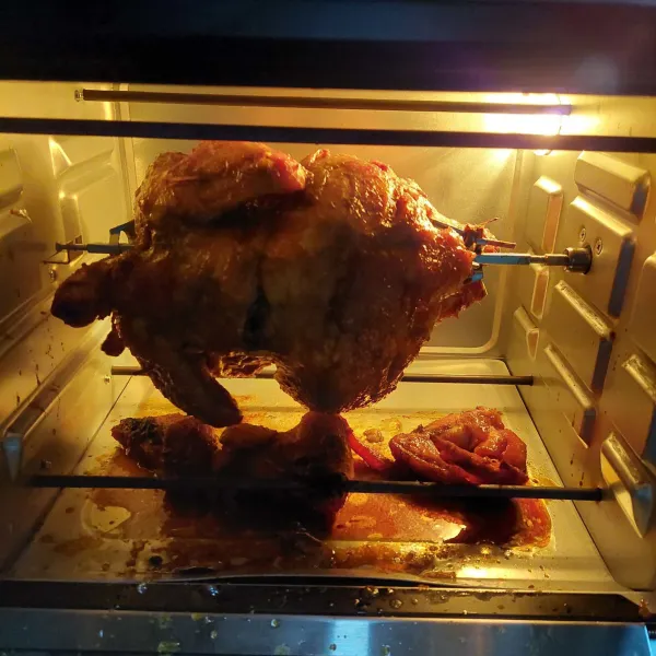 Setelah 1 jam lebih, buka aluminium foil, olesi ayam dengan sisa bumbu dan panggang lagi sekitar 1½ jam atau sampai ayam matang, dan ayam panggang guling siap dinikmati.