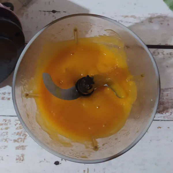 Kupas mangga, lalu potong-potong. Blender yang 3/4 bagian hingga halus.