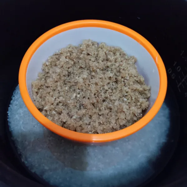 Masukkan beras thiwul di mangkuk, beri 50 ml air. Masukkan dalam magicom. Masak bersama sama seperti memasak nasi biasa.