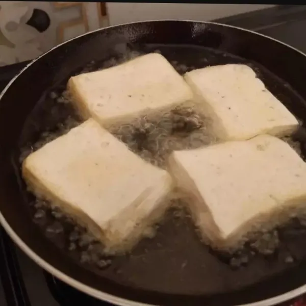 Kita rendam dulu tahu dengan bumbu bahan rendaman. Diamkan sebentar 15 menit kemudian goreng sampai kecoklatan. tiriskan, potong dadu kecil, sisihkan dulu.