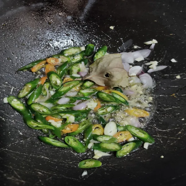 Tumis bumbu yang sudah di cincang dengan sedikit minyak goreng, lalu tambahkan daun salam. Masak hingga bumbu harum.