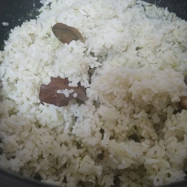 Setelah matang aduk nasi, buang daun salam, daun jeruk dan serai. Nasi siap disajikan dengan aneka lauk sesuai selera.