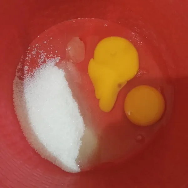 Campurkan telur, gula, dan SP dalam satu wadah. Kocok dengan whisk sampai mengembang pucat.