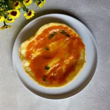 Ambil 1 buah kerupuk ubi olesi dengan kuah sate, kerupuk kuah sate siap disajikan.